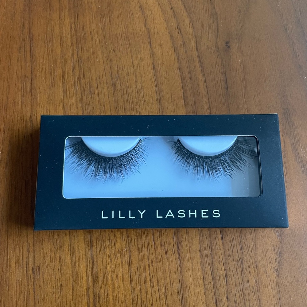 Lilly lashes new in box in San Diego